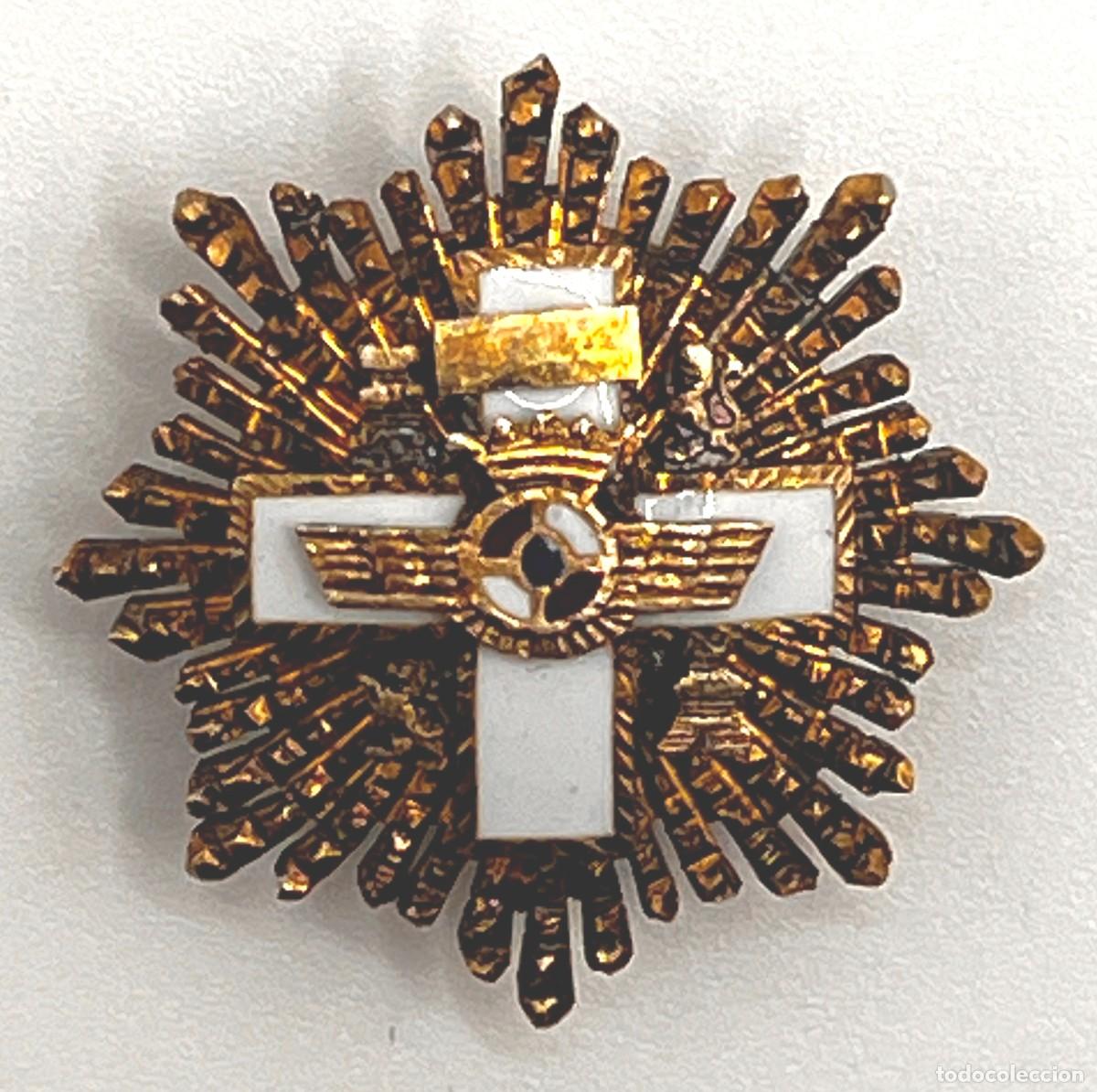 Militaria: Miniatura de solapa realizado en plata al M&eacute;rito a&eacute;reo, mide 2,4 cms aproximadamente, ver las fotos