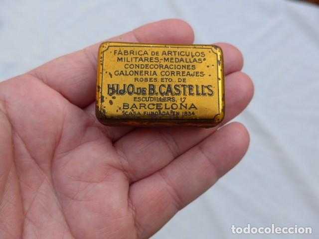 Militaria: ANTIGUA CAJA CAJITA DE CASTELLS PARA EMBLEMA MILITAR - INSIGNIA
