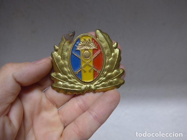 Militaria: Antigua insignia o emblema original de casco o gorra de Rumania.