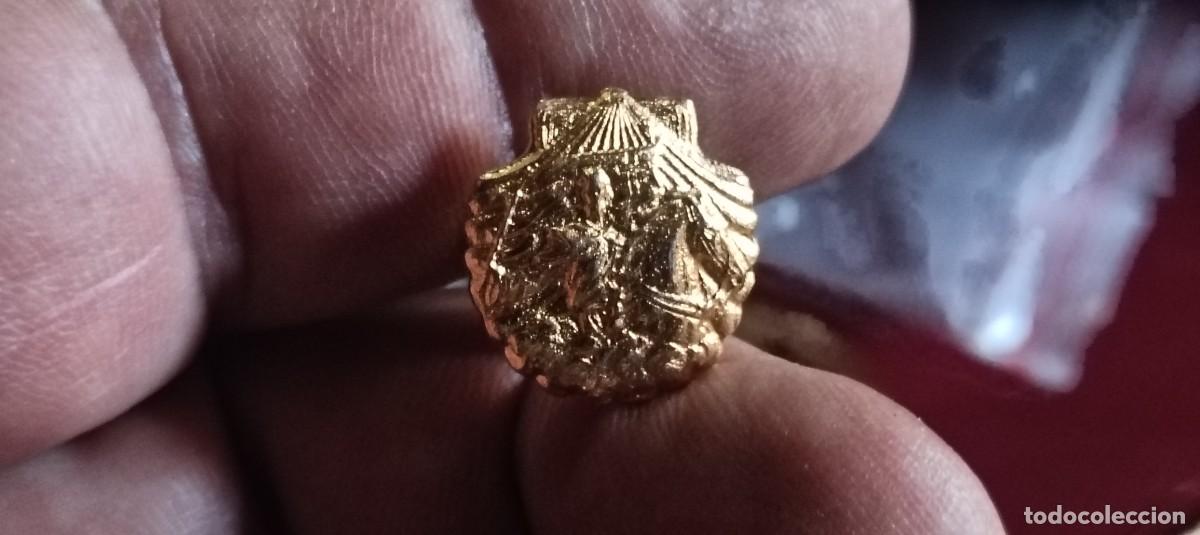 Militaria: Pin de Santiago Ap&oacute;stol con la venera