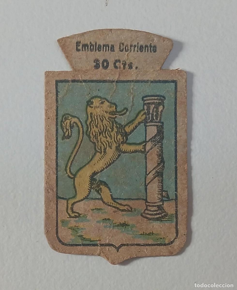 Militaria: Emblema auxilio social, CORRIENTE 30 CTS, serie B, N&ordm; 82, BADAJOZ.