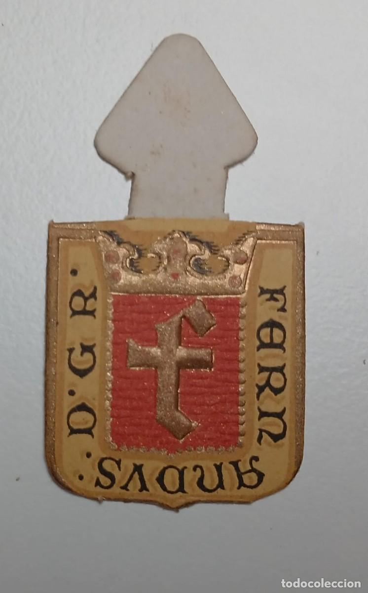Militaria: Emblema auxilio social, CORRIENTE 30 CTS, serie C, N&ordm; 1, ESCUDO DEL REY FERNANDO DE ARAGON.