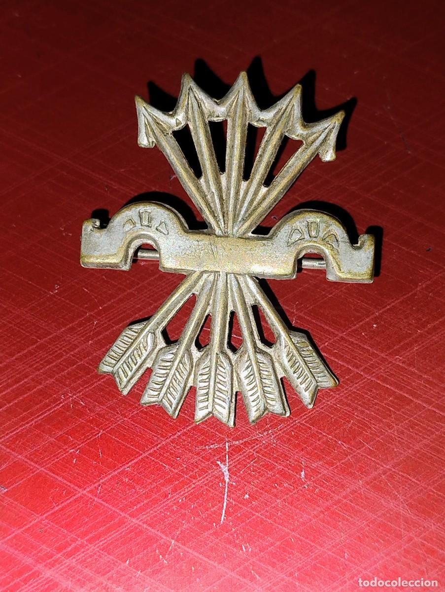 Militaria: Insignia Falange. Yugo y flechas 3,50 x 3 cm