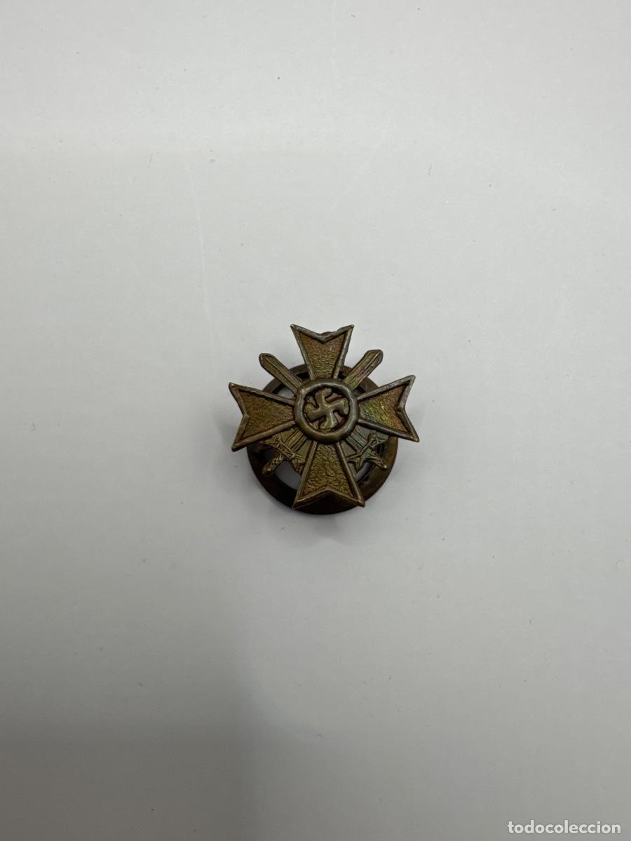 Militaria: MINIATURA DE SOLAPA CRUZ AL M&Eacute;RITO DE GUERRA KVK CON ESPADAS &ndash; ALEMANIA III REICH &ndash; II GUERRA MUNDIA