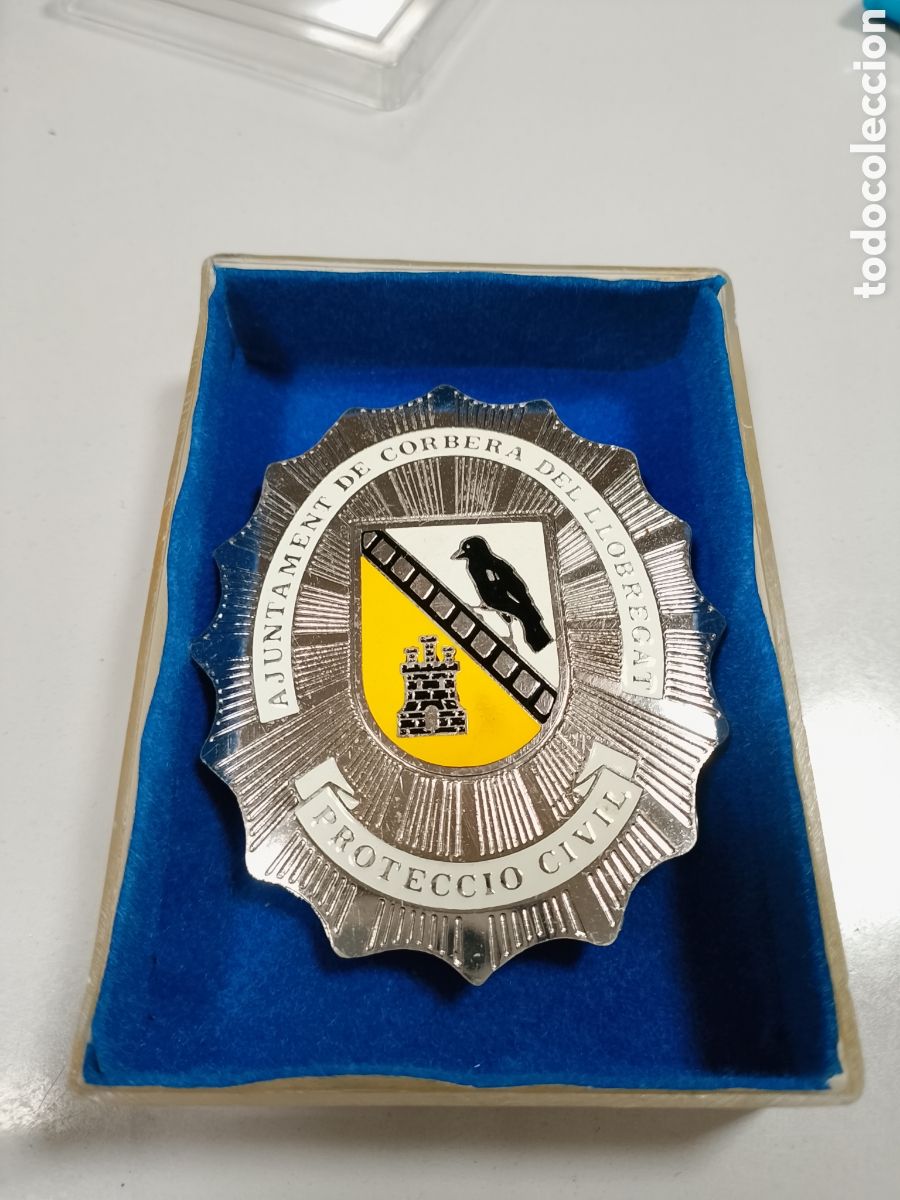Militaria: placa o distintivo met&aacute;lico de Protecci&oacute;n Civil del Ajuntament de Corbera de Llobrega