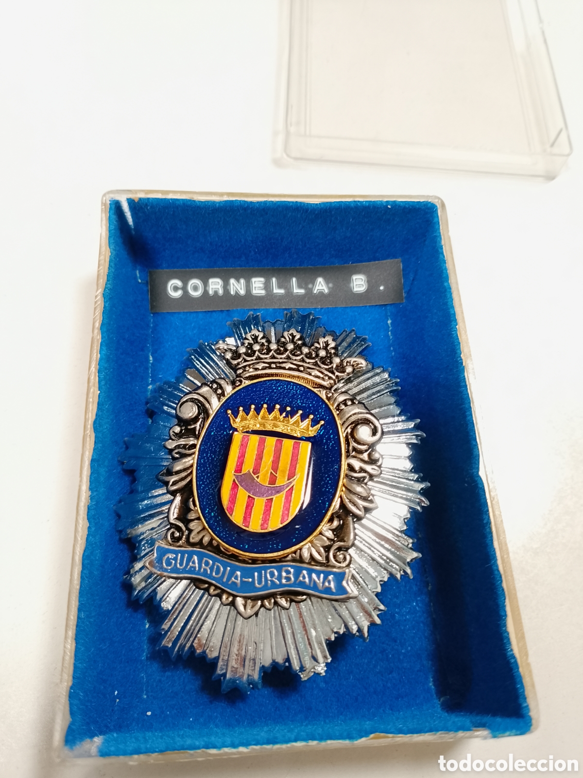 Militaria: Antigua placa insignia guardia urbana Cornell&aacute; barcelona
