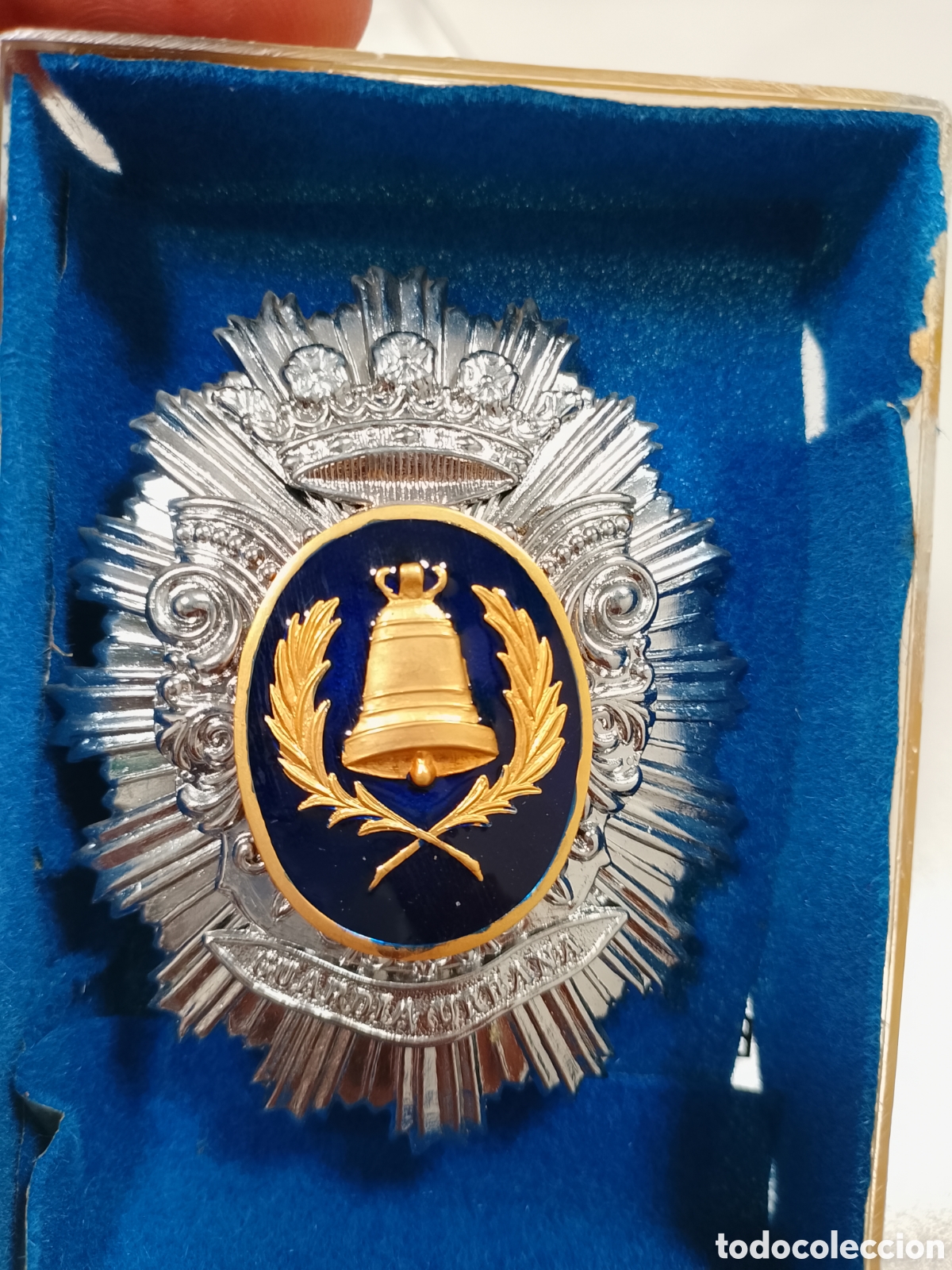 Militaria: antigua placa o insignia oficial de pecho de la guardia urbana (actual Polic&iacute;a Local) de Sant Boi