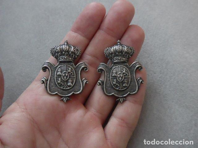 Militaria: Antigua pareja de grandes emblemas escudos espa&ntilde;oles de siglo XIX, originales.