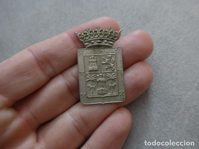 Militaria: Antigua insignia espa&ntilde;ola con escudo a identificar, seguramente de Policia.