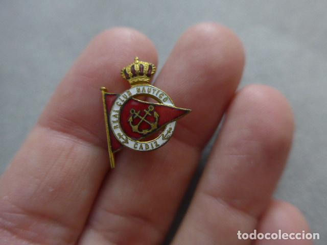 Militaria: Antigua insignia alfonsina del Real Club Nautico de Cadiz, original de epoca de Alfonso XIII, marina