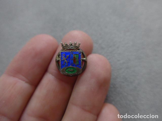 Militaria: Antigua insignia esmaltada con escudo de Madrid franquista, original, epoca de Franco.
