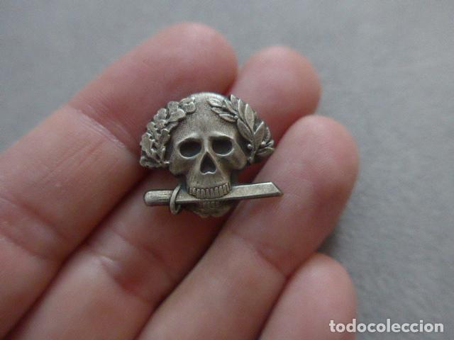 Militaria: Antigua insignia de calavera de la Brigada Negra italiana, Arditi, Guerra civil o II Guerra Mundial.