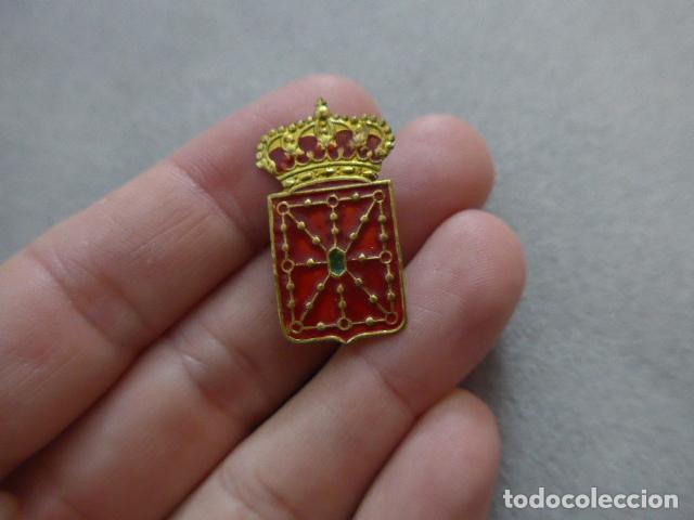 Militaria: Antigua insignia de las Brigadas Navarras, original, requete carlista de Guerra civil