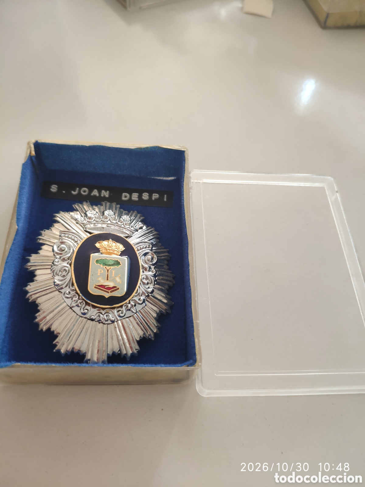 Militaria: Antigua placa insignia Sant Joan despi