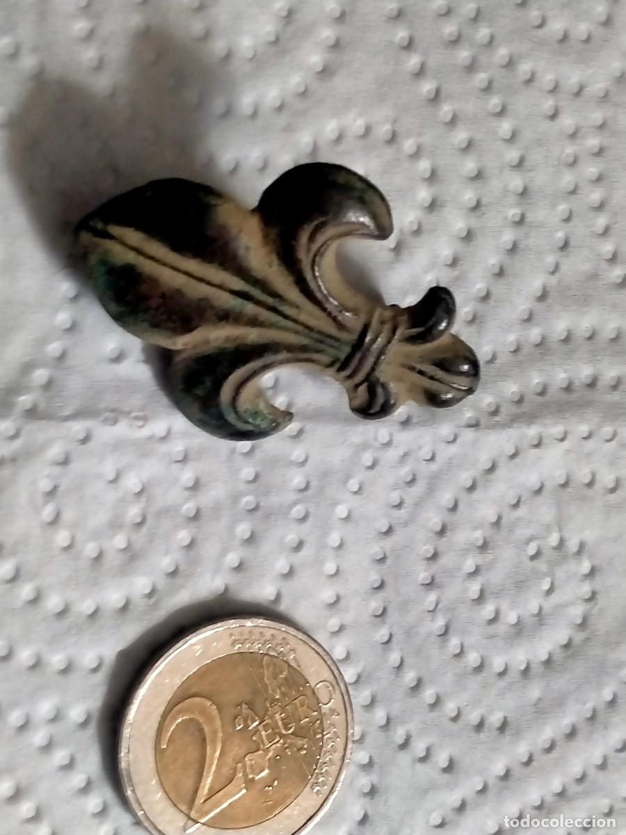 Militaria: enblema militar guerras carlistas flor de lis