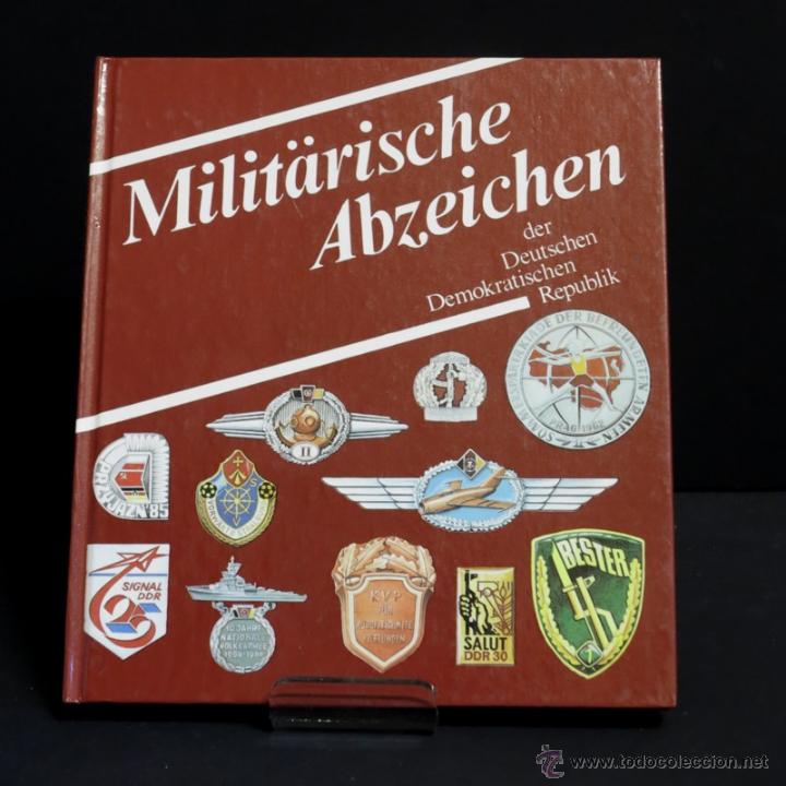 Militaria: Libro. Insignias militar de la RDA