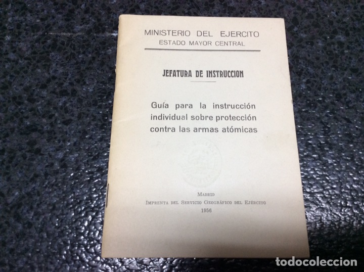 Militaria: GU&Iacute;A PARA LA INSTRUCCI&Oacute;N INDIVIDUAL SOBRE PROTECCI&Oacute;N CONTRA LAS ARMAS AT&Oacute;MICAS. ed. 1956 ejercito
