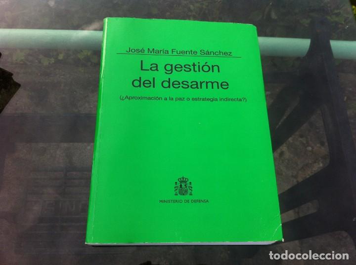 Militaria: JOS&Eacute; MAR&Iacute;A FUENTE S&Aacute;NCHEZ.  LA GESTI&Oacute;N DEL DESARME... ED. MINISTERIO DE DEFENSA, 2004