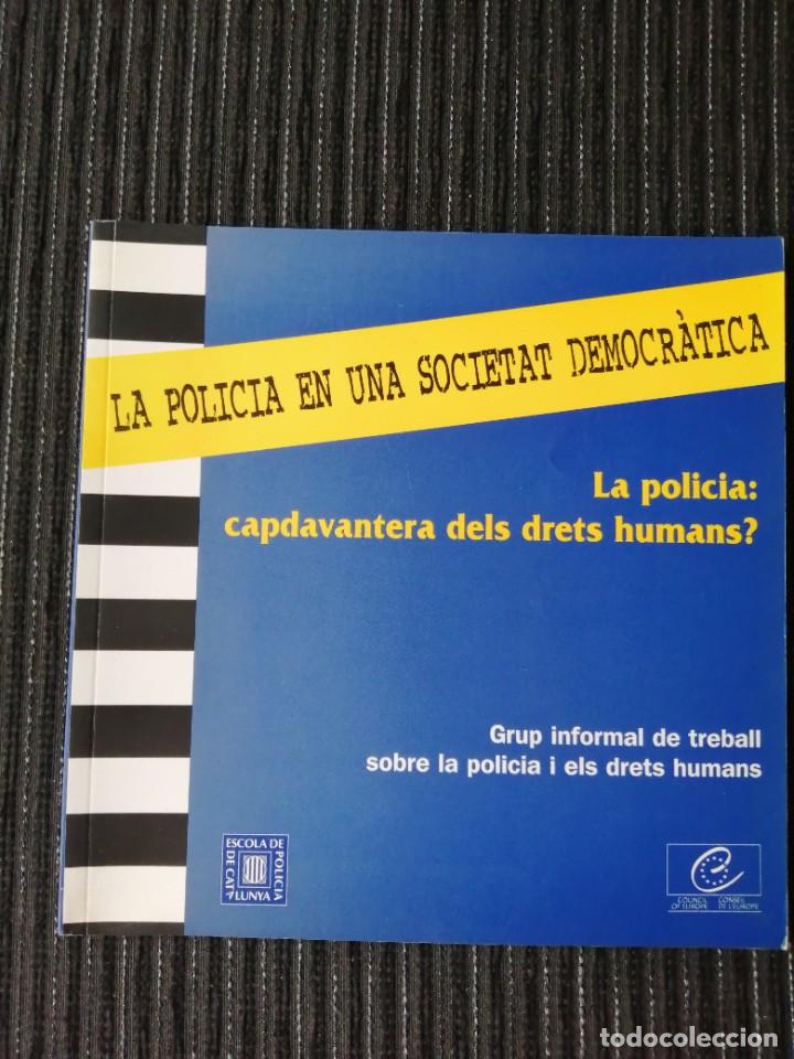 Militaria: LA POLICIA EN UNA SOCIETAT DEMOCR&Agrave;TICA. ESCOLA DE POLICIA DELS MOSSOS D'ESQUADRA. 2001