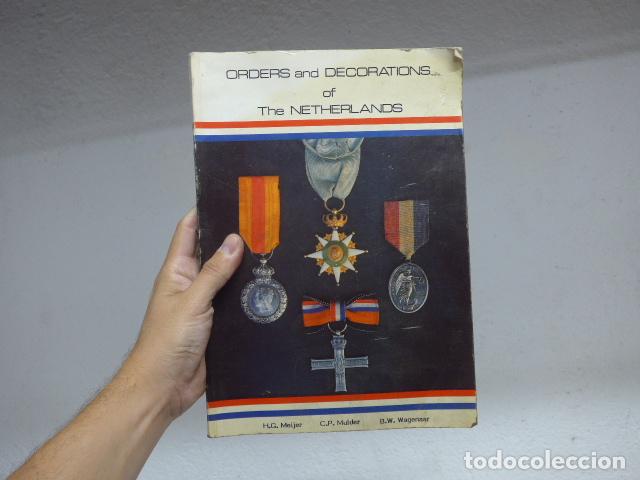 Militaria: Antiguo libro catalogo de medallas de holanda. Orders and decorations of netherlands
