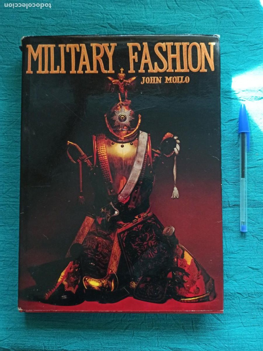 Militaria: Antiguo libro Military Fashion. 1972. Con carpeta de protecci&oacute;n.