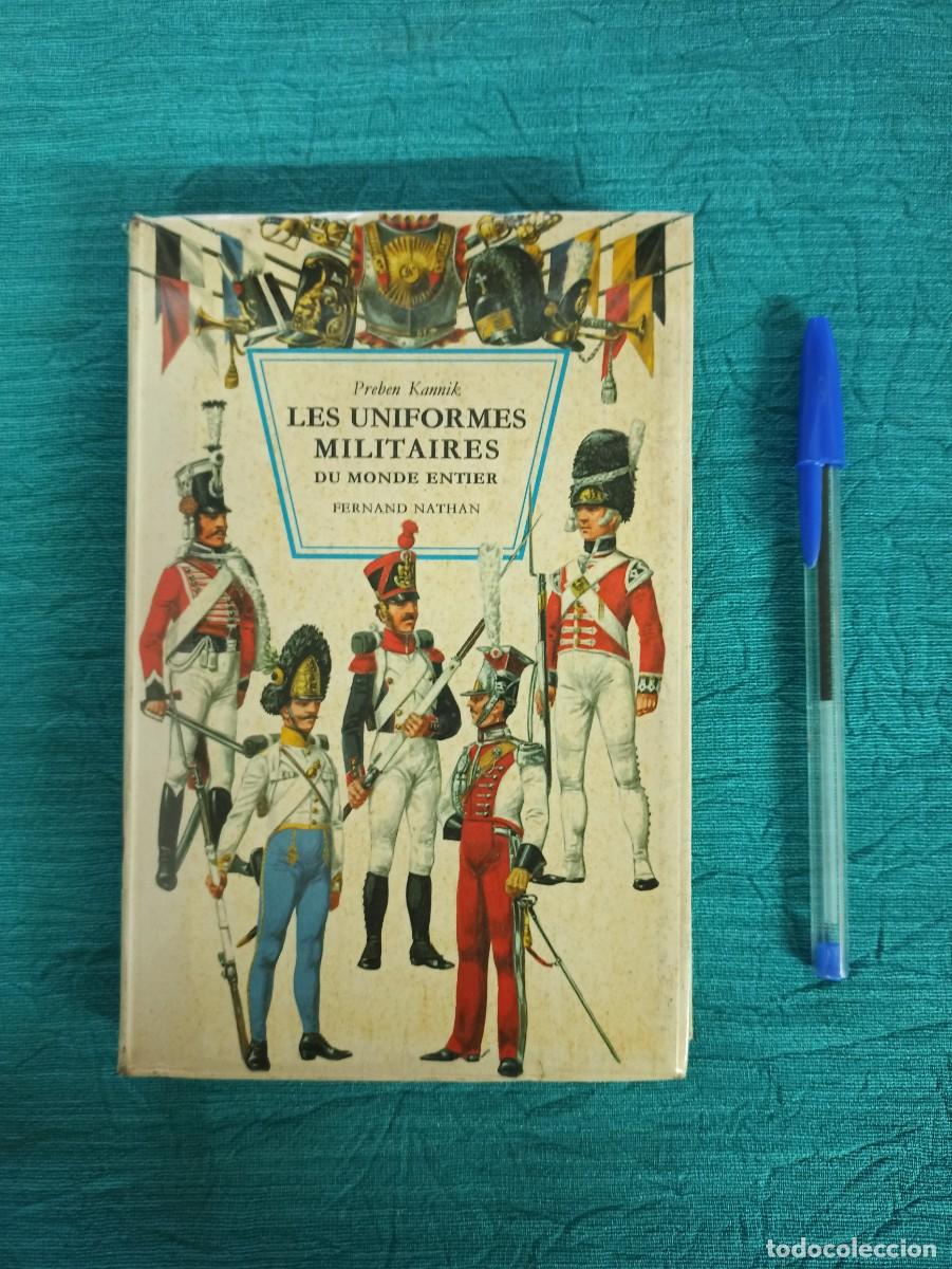Militaria: Antiguo libro Catalogo Los Uniformes Militares del Mundo. Libro en frances. 1969.