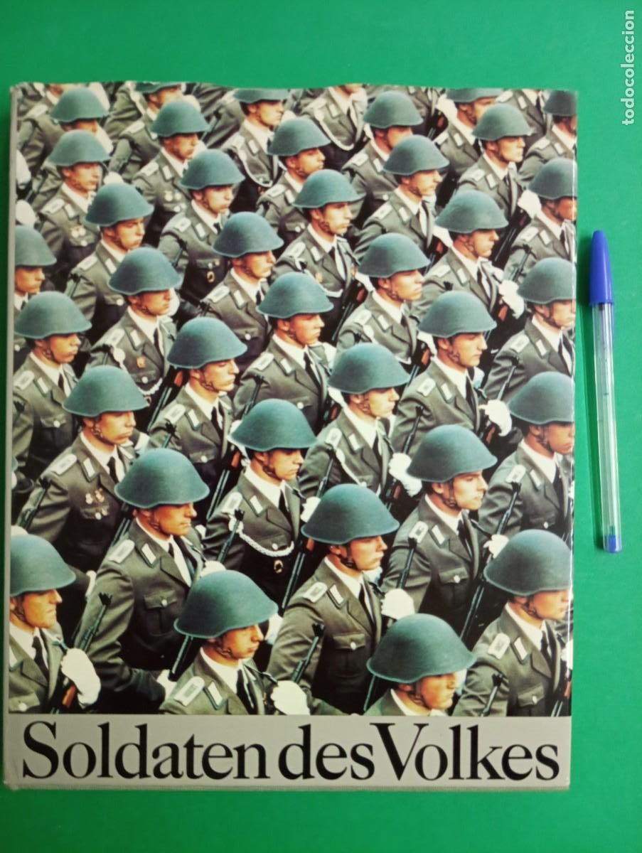Militaria: Antiguo libro aleman SOLDADOS DEL PUEBLO. Alemania comunista. DDR.