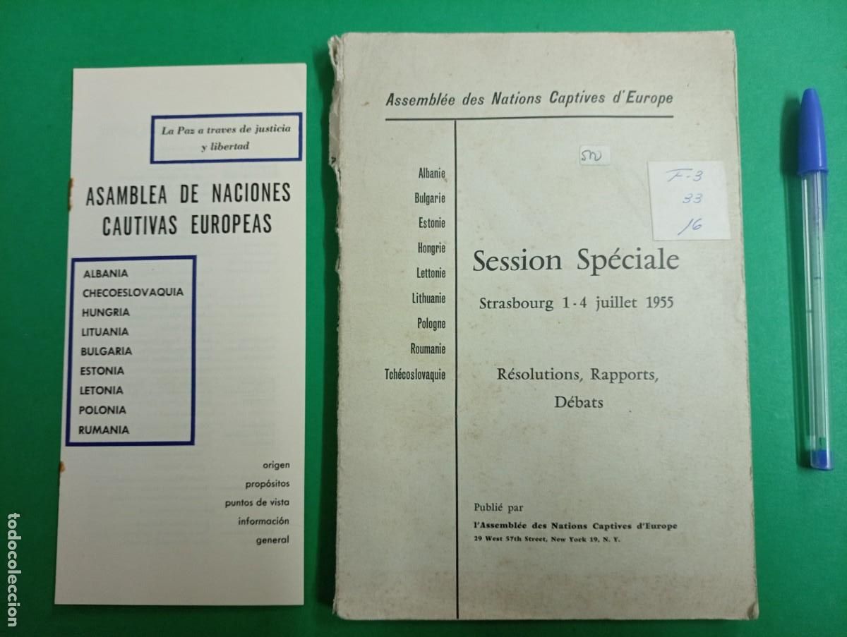 Militaria: Antiguo libro de la Asamblea de Naciones Cautivas de Europa de 1955. Libro y folleto.