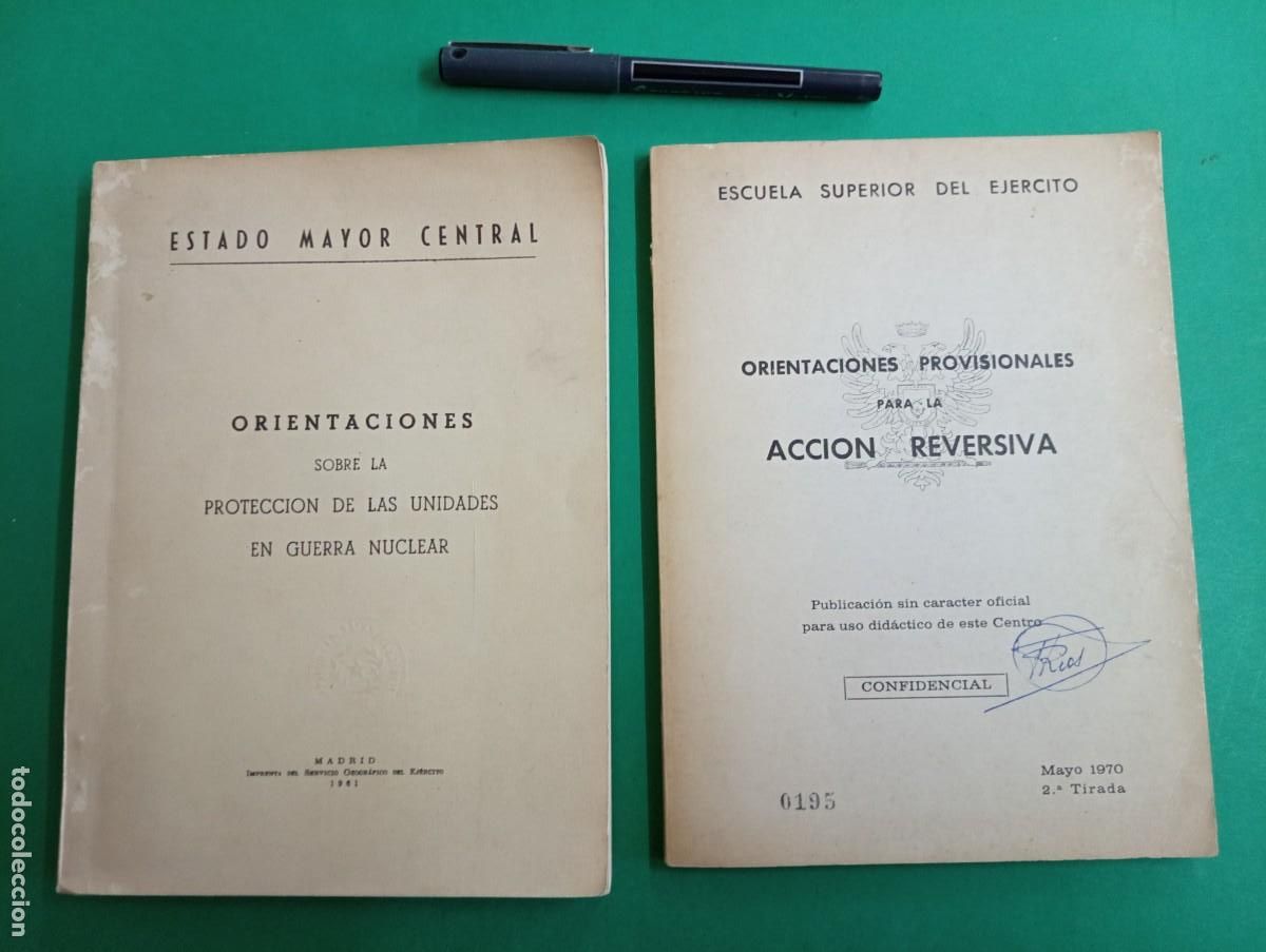 Militaria: Lote de 2 antiguos libros Orientaciones protecci&oacute;n Guerra Nuclear / Acci&oacute;n Reversiva. Militares.