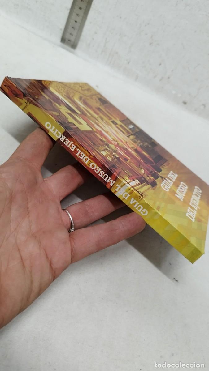 Militaria: Antiguo libro guia del museo de ejercito - Foto 2