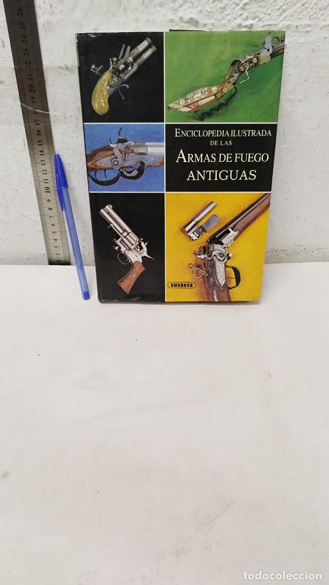 Militaria: Libro enciclopedia ilustrada de armas de fuego antiguas.