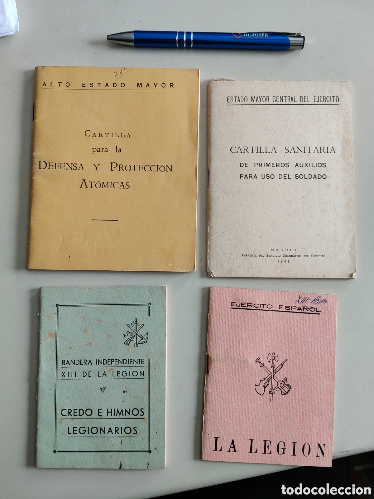 Militaria: Lote de 4 cartillas militares Credo himnos La Legion Primeros auxilios Defensa protecci&oacute;b at&oacute;micas