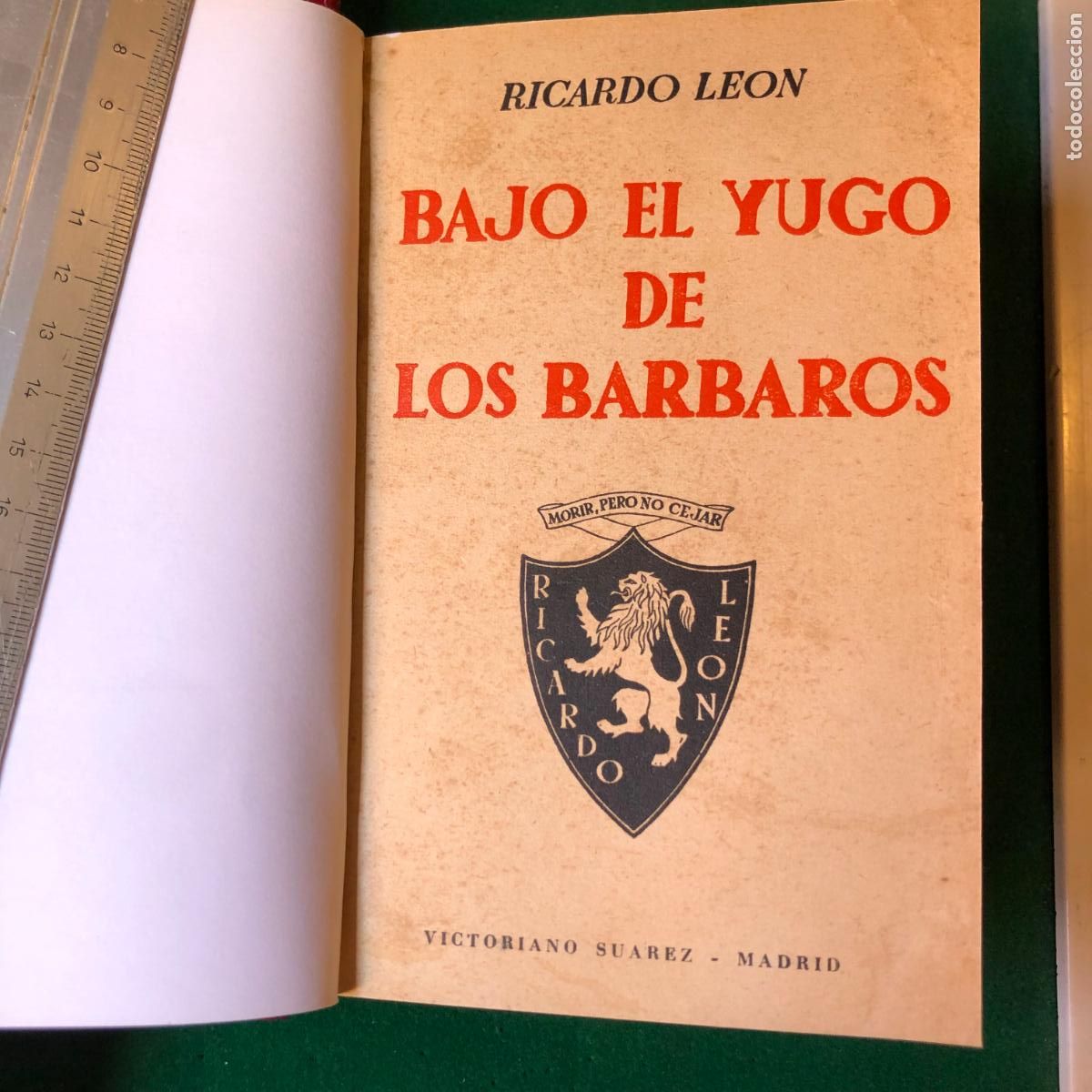 Militaria: BAJO EL YUGO DE LOS B&Aacute;RBAROS, 293 pp. 1940, MEDIA PIEL MODERNA