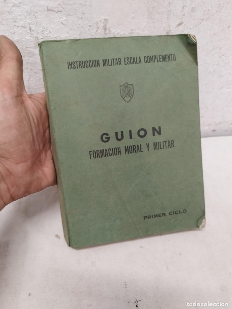 Militaria: Libro militar, guion formacion moral y militar. Primer ciclo. Algunas paginas marcadas o subrayadas.