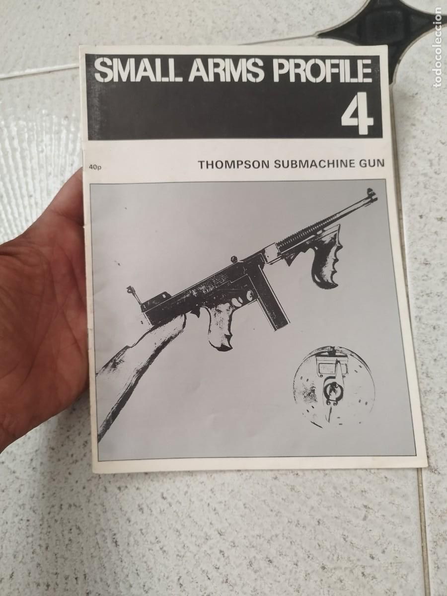 Militaria: Small Arms Profile Number 4 Thompson Submachine Gun&rdquo; de Profile Publications.