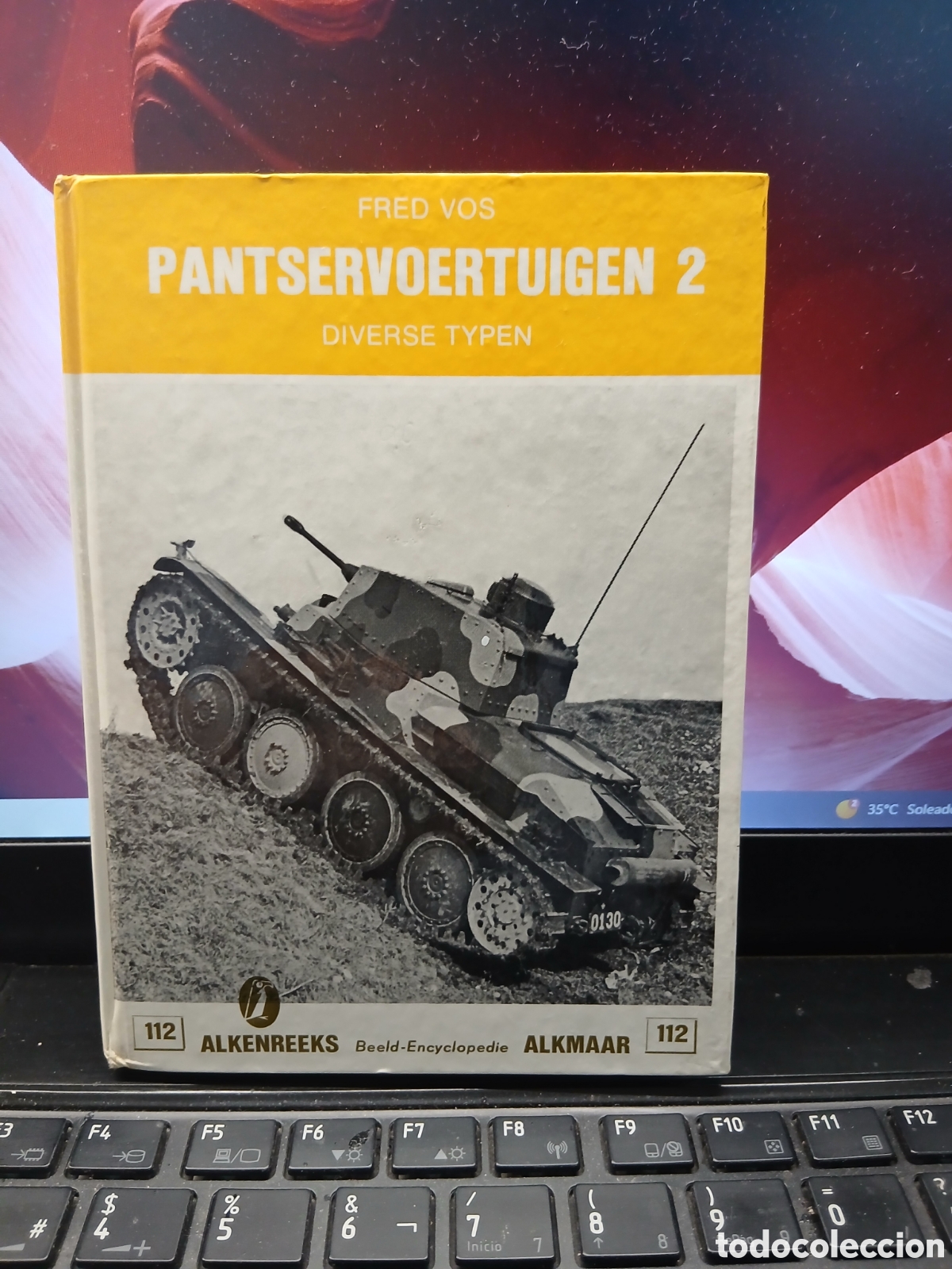 Militaria: PANTSERVOERTUIGEN 2 DIVERSE TYPEN .FRED VOS