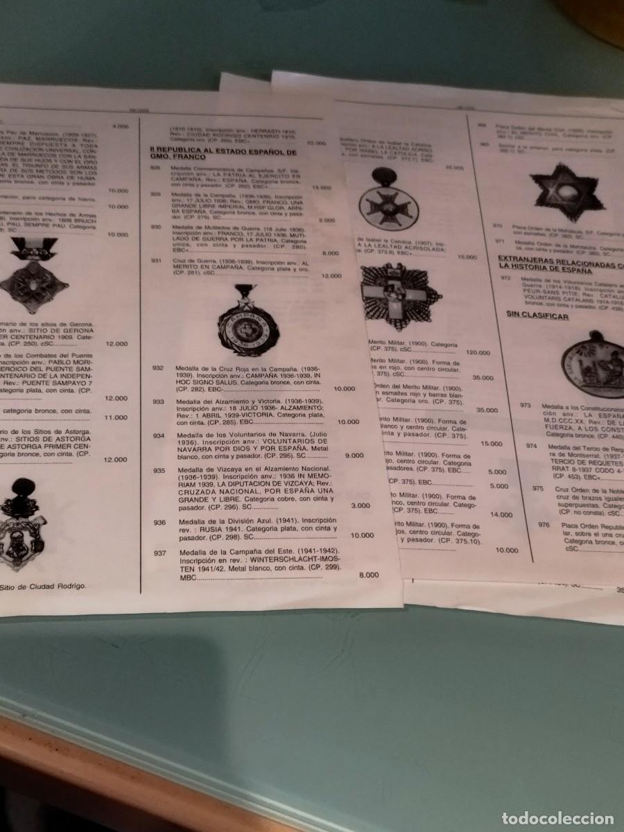 Militaria: Tres hojas de cat&aacute;logo de medallas y condecoraciones militares espa&ntilde;olas. A identificar.