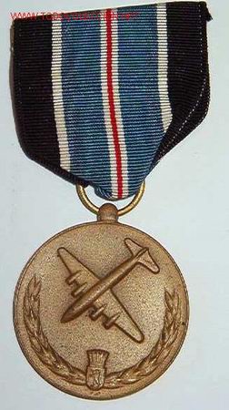 Militaria: Medalla a&eacute;rea de Berl&iacute;n. - Foto 1