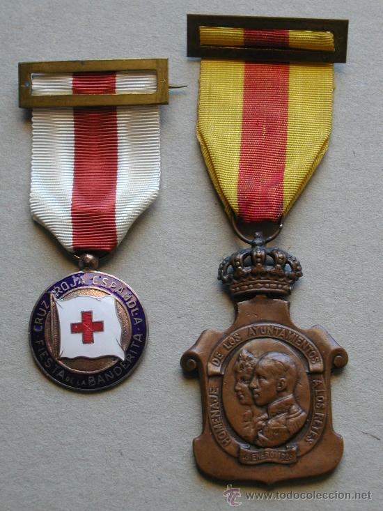 Militaria: MEDALLA HOMENAJE DE LOS AYUNTAMIENTO A LOS REYES 1926 Y MEDALLA FIESTA DE LA BANDERITA EN PLATA.