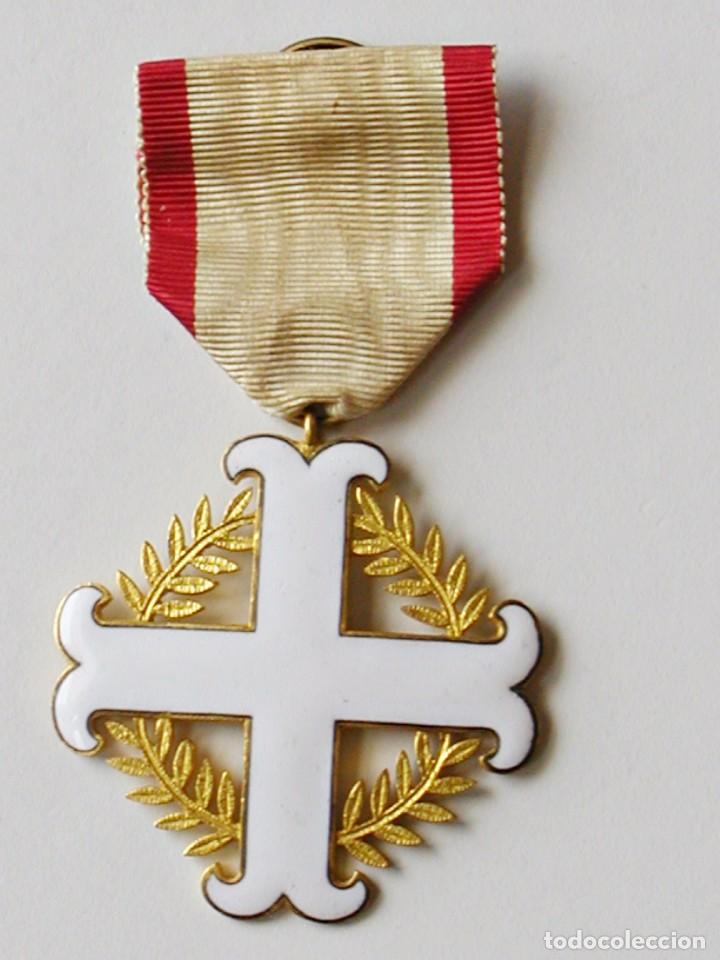 Militaria: MEDALLA CRUZ RESARCELADA LAUREADA CON PRENDEDOR DE BOT&Oacute;N. ARTHUS BERTRAND. RARA