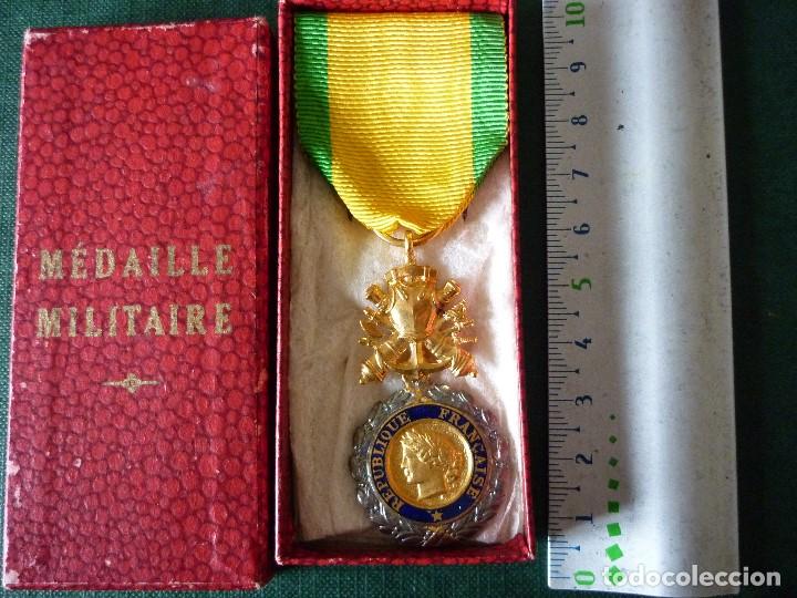 Médaille Valeur Et Discipline – République Française, Insigne De Décoration, Ancien