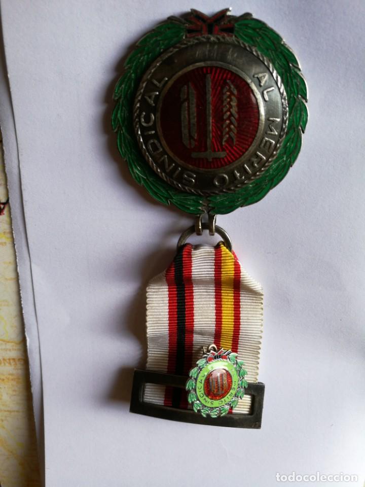Militaria: Medalla de m&eacute;rito sindical - Foto 1