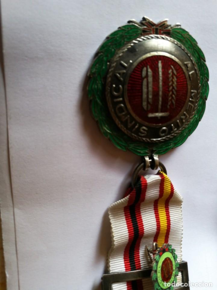Militaria: Medalla de m&eacute;rito sindical - Foto 2