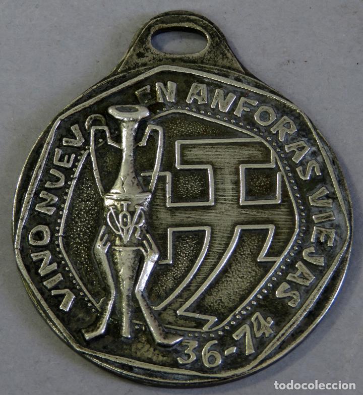 Militaria: Medalla de la OJE Falange dedicada a Francisco Franco Vino nuevo en &aacute;nforas viejas 1974