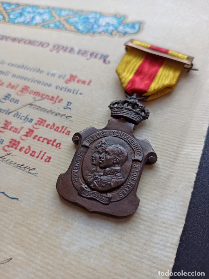 Militaria: Medalla y diploma del Homenaje de los Ayuntamientos. Vea otros artículos del mismo militar. C5 - Foto 2 - 214001691