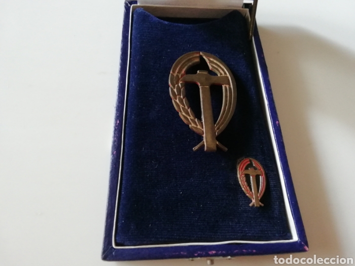Militaria: INSIGNIA Y PIN AL M&Eacute;RITO SINDICAL. FALANGE JONS CAJA ORIGINAL.