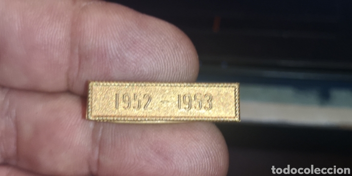 Militaria: Prendedor o pasador para medalla con fecha de 1952 a 1953