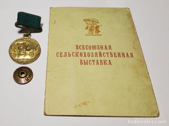 Militaria: MEDALLA RUSIA.EXPOSICION SOCIALISTA DE AGROPRODUCCION DE 1956 CON DOCUMENTO CONCESION ORIGINAL. - Foto 1 - 240229845