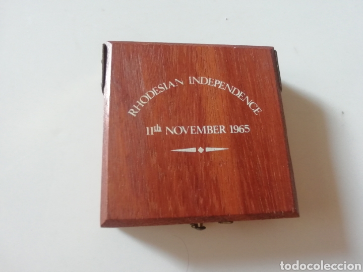 Militaria: CAJA CON MONEDA RHODESIAN INDEPENDENCE - Foto 2