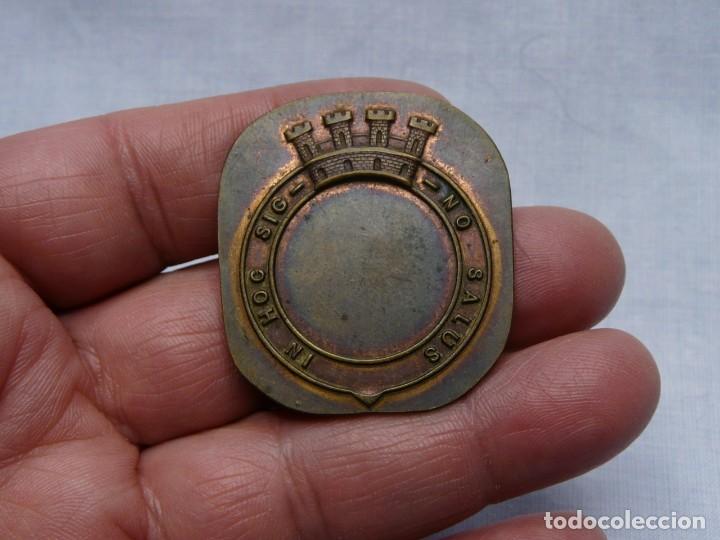 Militaria: MEDALLA POR RECORTAR CRUZ ROJA REPUBLICA - RESTOS DE CASTELLS